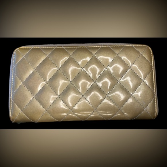 ♥️ Chanel Wallet Matelassé Gold Quilted Diamond Stitch Patent Leather Zip Around - Picture 2 of 9